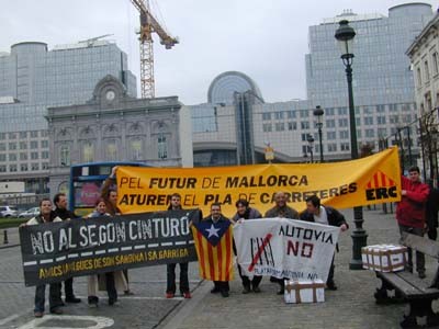 ERC acompanya a Brussel·les l’entrega de 4800 denúncies contra del Pla de carreteres de Mallorca