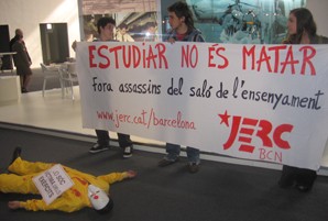 Les JERC protesten per la presència de l’exèrcit espanyol al Saló de l’Ensenyament