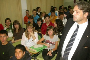 Benach anima els joves a participar de la política