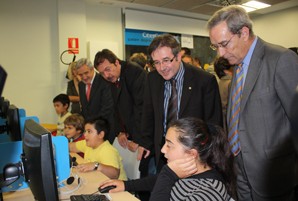 Ausàs inaugura el programa 'CiberCaixa: Quedem després de classe' al Consorci Badalona Sud
