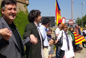 Més d’un miler de persones “s’encadenen” al Castell de Montjuïc pel seu retorn “sense condicions”