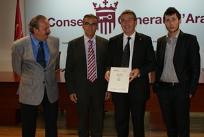 El president de la Diputació de Lleida fa entrega de l’himne d’Aran al Síndic