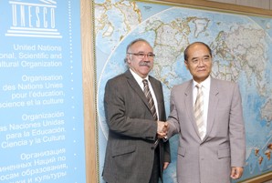 Carod es reuneix amb el director general de la UNESCO