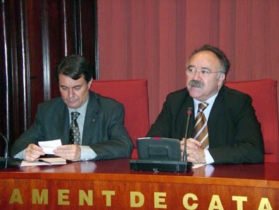 Carod considera una provocació que Zapatero hagi lliurat dues còpies del Tractat Constitucional Europeu en la mateixa llengua