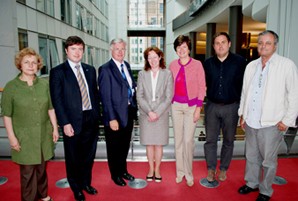 Set eurodiputats donen suport al referèndum d'Arenys