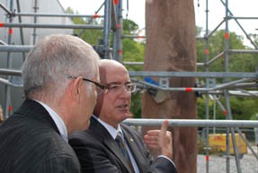 Es presenta la restauració de l’estàtua menhir de grans dimensions trobada a Mollet del Vallès