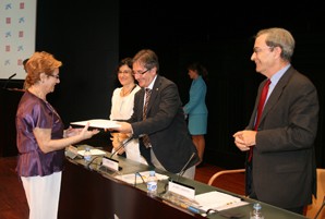 Ausàs lliura els diplomes CiberCaixa a la gent gran de l’àrea de Barcelona
