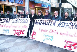 Les JERC despleguen una pancarta de suport a Egunkaria i a la llibertat d'expressió davant l'Audiència Nacional espanyola