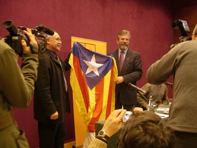 Gerry Adams es reuneix amb Carod i afirma que el Sinn Féin i ERC continuaran treballant conjuntament