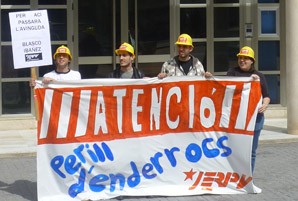   Les JERPV enderroquen simbòlicament la seu del PP en defensa del Cabanyal  