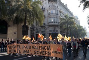 Una família i dos joves van ser agredits després de la manifestació del 25 d'abril
