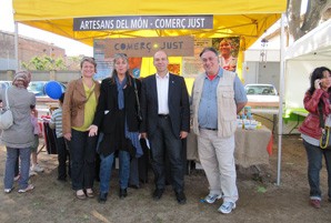 David Minoves visita la Mostra d'Entitats de Vic amb un estand de cooperació