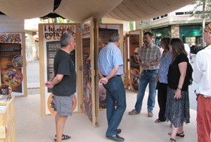 El director de l'ACCD, Andreu Felip, i la regidora d'Esquerra, Maria Àngels Coté, participen al Dissabte Solidari de Castelldefels