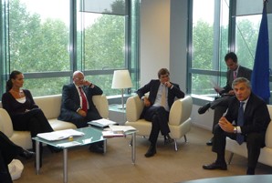 Huguet trasllada al vicepresident de la Comissió Europea i comissari d'Indústria, Antonio Tajani, l'aposta de Catalunya pel turisme d'identitat