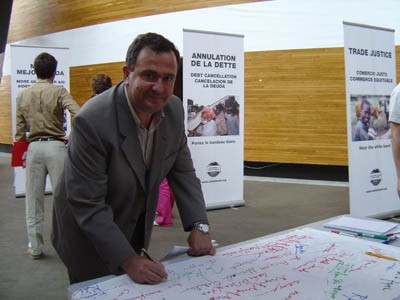 Joan signa una declaració europea contra la pobresa en motiu de la reunió del G-8