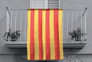 Esquerra-València torna a penjar la senyera al balcó