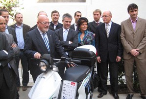 Huguet presenta la primera motocicleta elèctrica dissenyada i fabricada a Catalunya