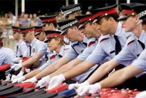 Esquerra pregunta el perquè i el costos del canvi en la indumentària dels mossos i quant costarien altres mesures de seguretat com les armilles antibales interiors i els guants antitall