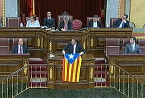 Bosch ensenya una estelada al Congrés i pregunta als diputats si els molesta la bandera o el què representa