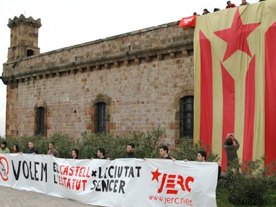 Les JERC despleguen una estelada gegant des del Castell de Montjuïc per reclamar-ne la devolució a Catalunya