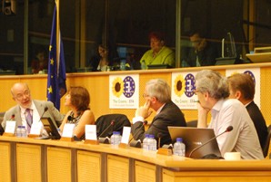 A pregunta de Josep-Maria Terricabras, Jean-Claude Juncker diu que respectarà l'elecció final que s'acabi fent, davant les consultes catalana i escocesa