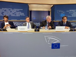 Front comú dels eurodiputats catalans en defensa de la consulta